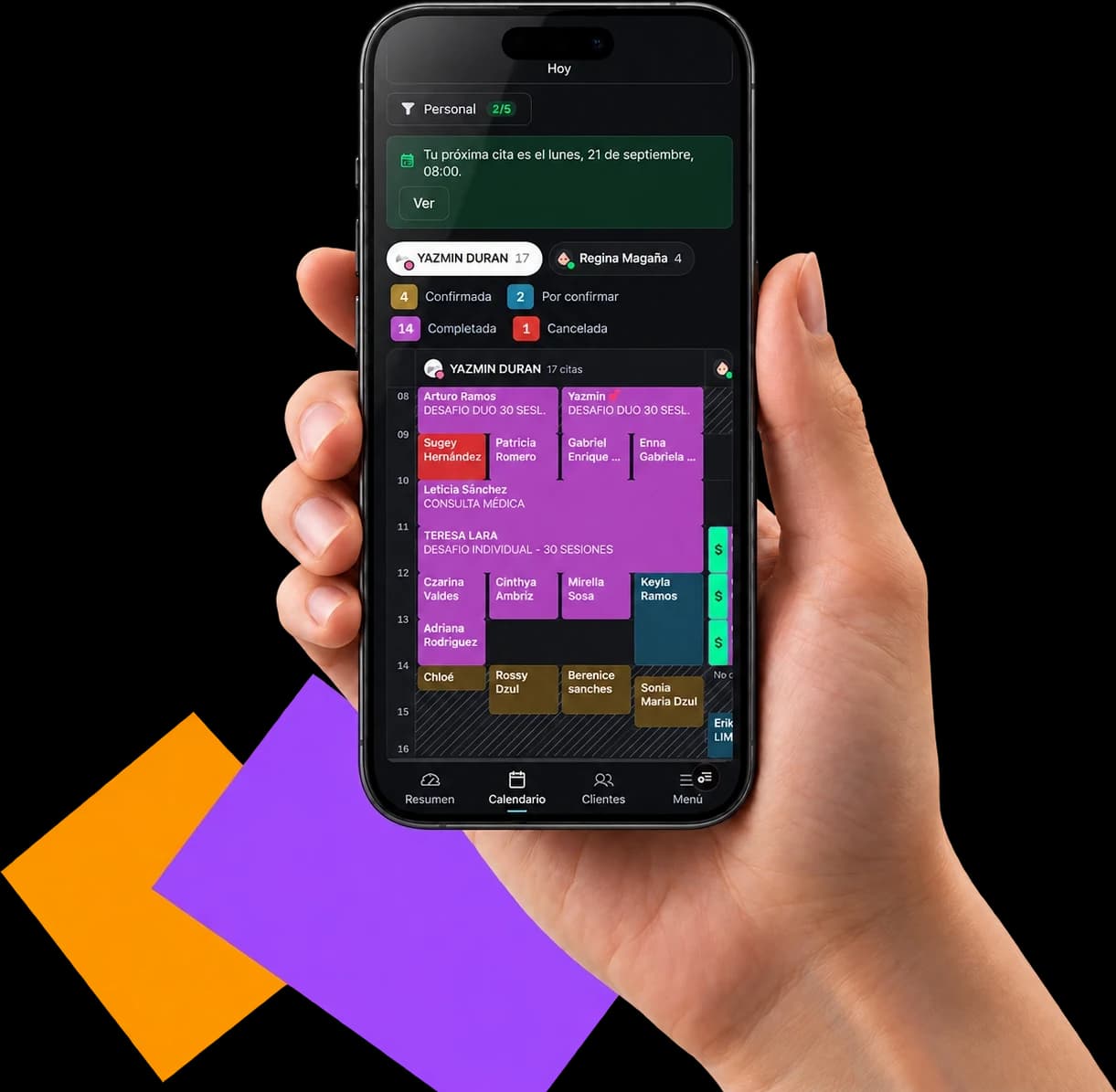Ejemplo del panel de BridgeMeet: una mano sostiene un teléfono con el calendario del día abierto, las citas repartidas por profesional y por hora, cada una con su estado en color.